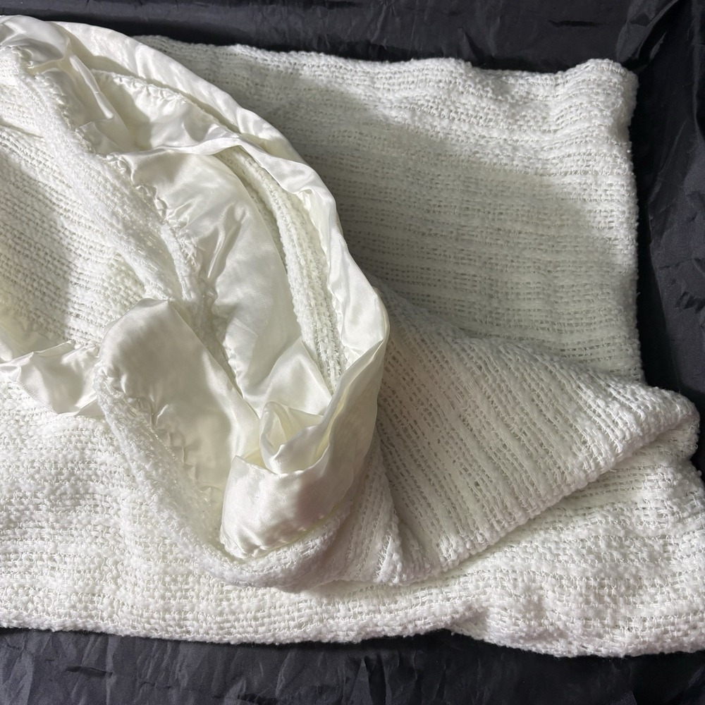 Vtg White Satin Trim Acrylic Waffle Weave Blanket 76x82" - Picture 4 of 8